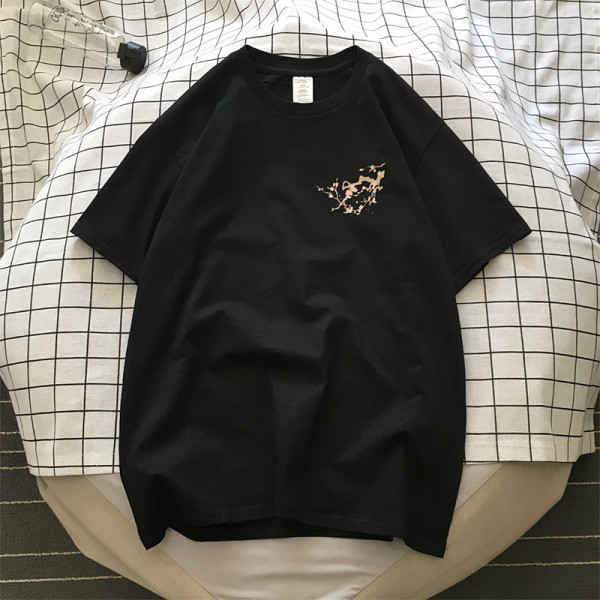 Paprasti vyriški marškinėliai su ovalia iškirpte, trumpomis rankovėmis ir aplikacijomis