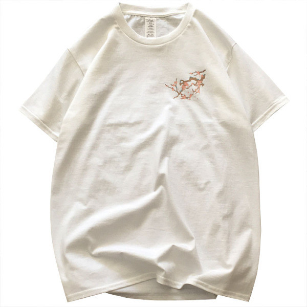 Paprasti vyriški marškinėliai su ovalia iškirpte, trumpomis rankovėmis ir aplikacijomis