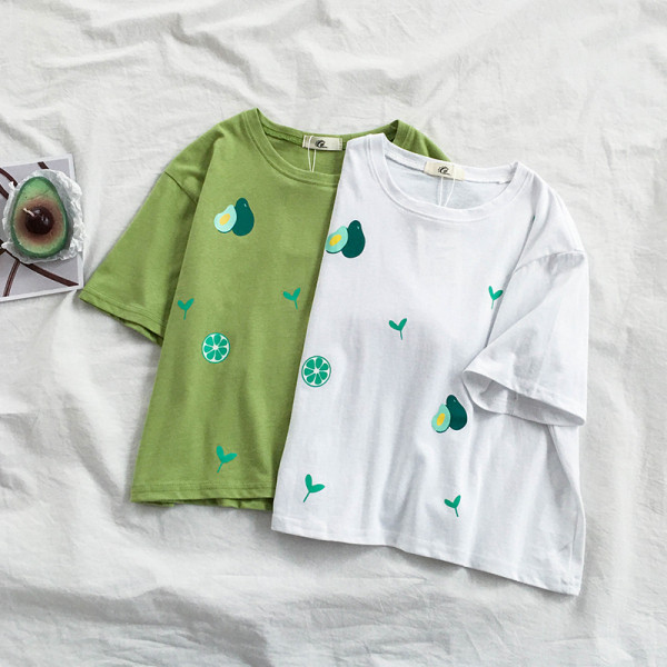 Laisva moteriška palaidinė su aplikacijomis ir apvalia iškirpte