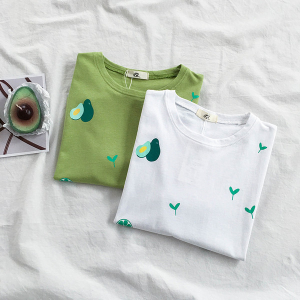 Laisva moteriška palaidinė su aplikacijomis ir apvalia iškirpte