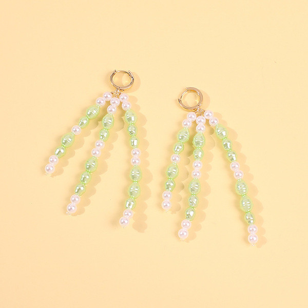 Kabantys moteriški perliniai auskarai