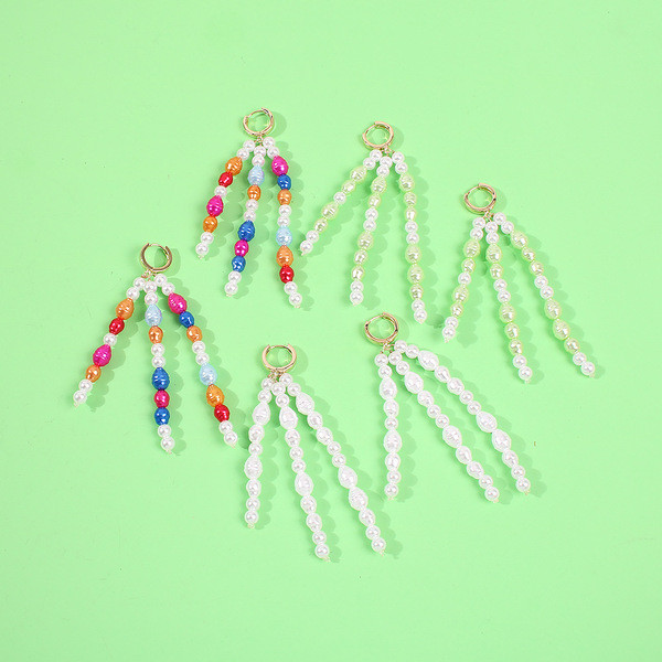 Kabantys moteriški perliniai auskarai