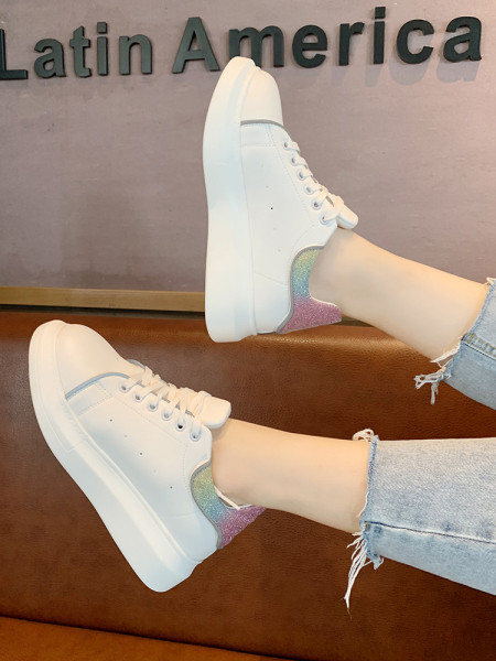 Moteriški laisvalaikio sportbačiai su raišteliais