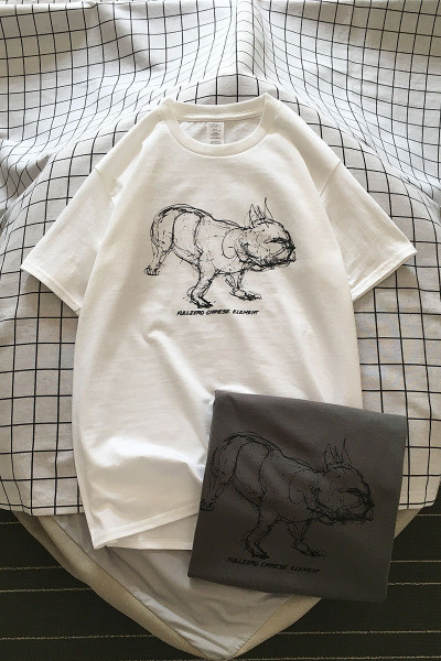 Modernūs vyriški marškinėliai su ovalia iškirpte, trumpomis rankovėmis ir aplikacijomis