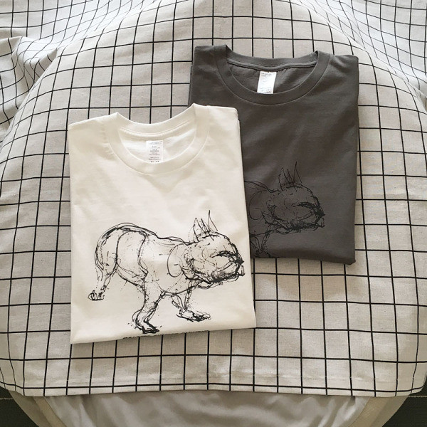 Modernūs vyriški marškinėliai su ovalia iškirpte, trumpomis rankovėmis ir aplikacijomis