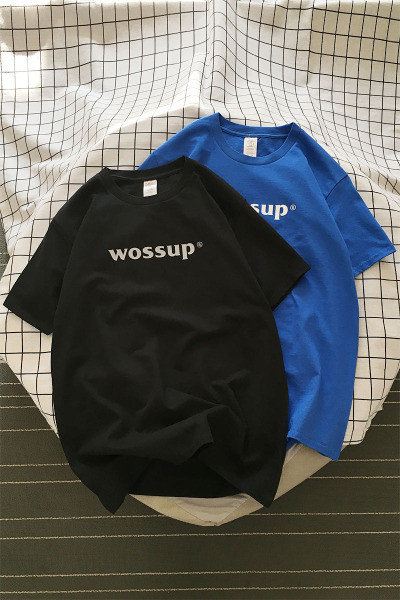 Paprasti vyriški marškinėliai su ovalia iškirpte, trumpomis rankovėmis ir užrašu