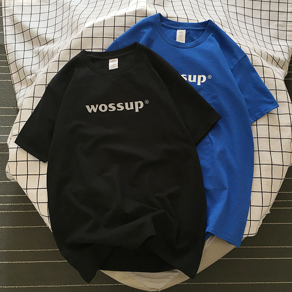 Paprasti vyriški marškinėliai su ovalia iškirpte, trumpomis rankovėmis ir užrašu