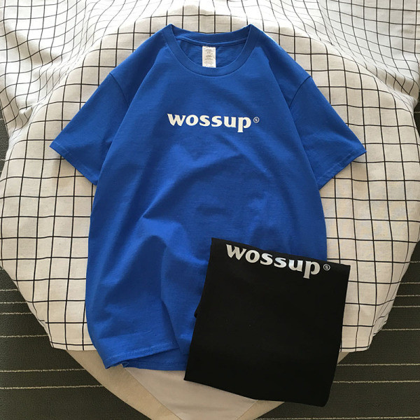 Paprasti vyriški marškinėliai su ovalia iškirpte, trumpomis rankovėmis ir užrašu