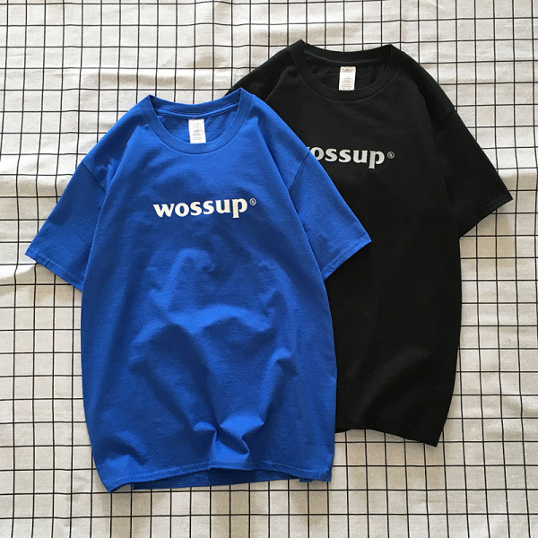 Paprasti vyriški marškinėliai su ovalia iškirpte, trumpomis rankovėmis ir užrašu