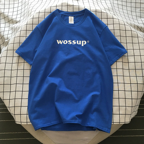 Paprasti vyriški marškinėliai su ovalia iškirpte, trumpomis rankovėmis ir užrašu