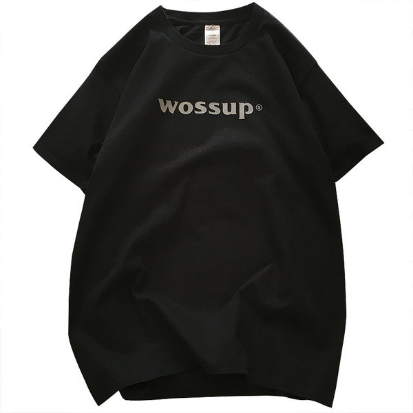 Paprasti vyriški marškinėliai su ovalia iškirpte, trumpomis rankovėmis ir užrašu