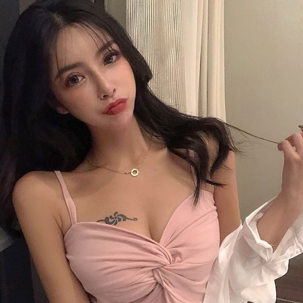 Šiuolaikinė moteriška palaidinė su plonais dirželiais