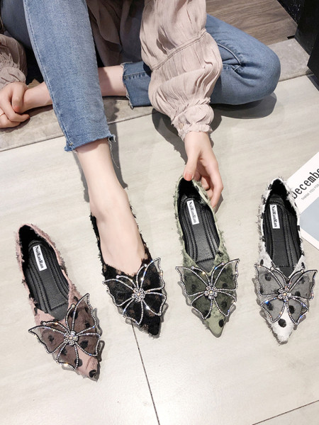 Modernas sieviešu kurpes ar plakanu zoli un tauriņu ar akmeņiem