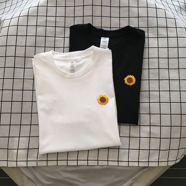 Vyriški laisvalaikio marškinėliai trumpomis rankovėmis ir saulėgrąžos formos aplikacijomis