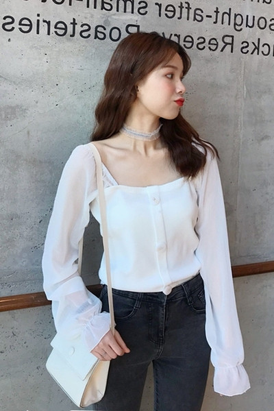 Šiuolaikinė moteriška palaidinė su kvadratine iškirpte ir sagomis