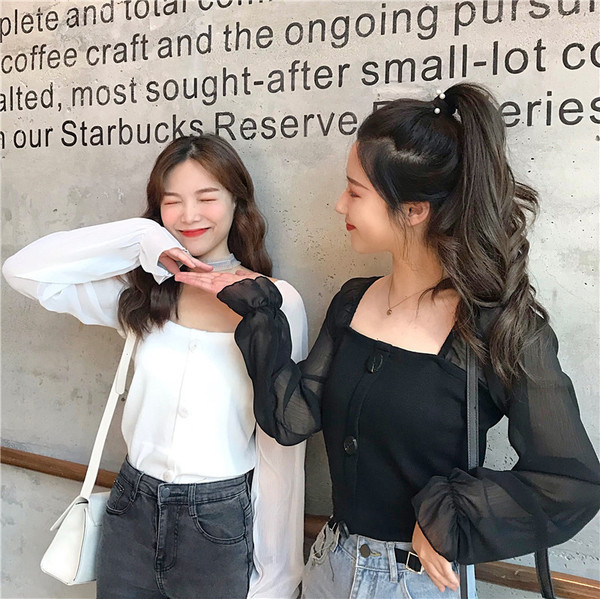 Šiuolaikinė moteriška palaidinė su kvadratine iškirpte ir sagomis