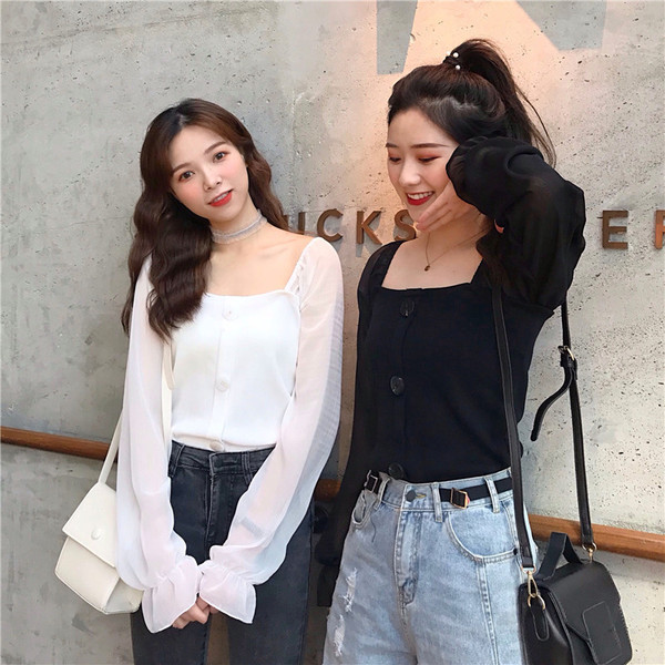 Šiuolaikinė moteriška palaidinė su kvadratine iškirpte ir sagomis