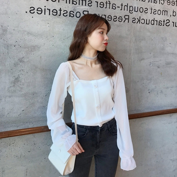 Šiuolaikinė moteriška palaidinė su kvadratine iškirpte ir sagomis