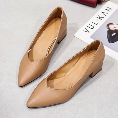 Modernas sieviešu ādas kurpes ar kvadrātveida papēdi