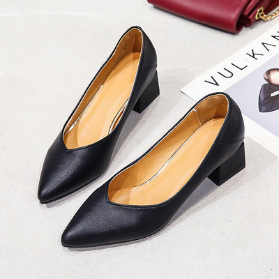 Modernas sieviešu ādas kurpes ar kvadrātveida papēdi