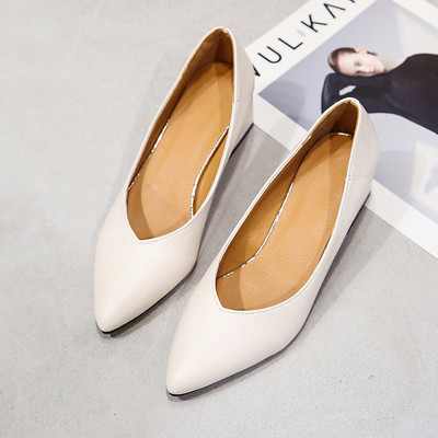 Modernas sieviešu ādas kurpes ar kvadrātveida papēdi