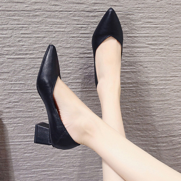 Modernas sieviešu ādas kurpes ar kvadrātveida papēdi