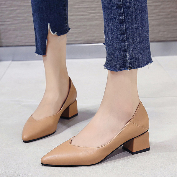 Modernas sieviešu ādas kurpes ar kvadrātveida papēdi