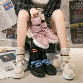 Naujo modelio moteriški sportbačiai su lipduku ir plokščiu padu