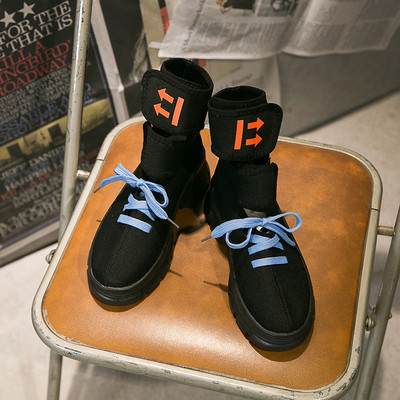 Naujo modelio moteriški sportbačiai su lipduku ir plokščiu padu