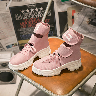 Naujo modelio moteriški sportbačiai su lipduku ir plokščiu padu