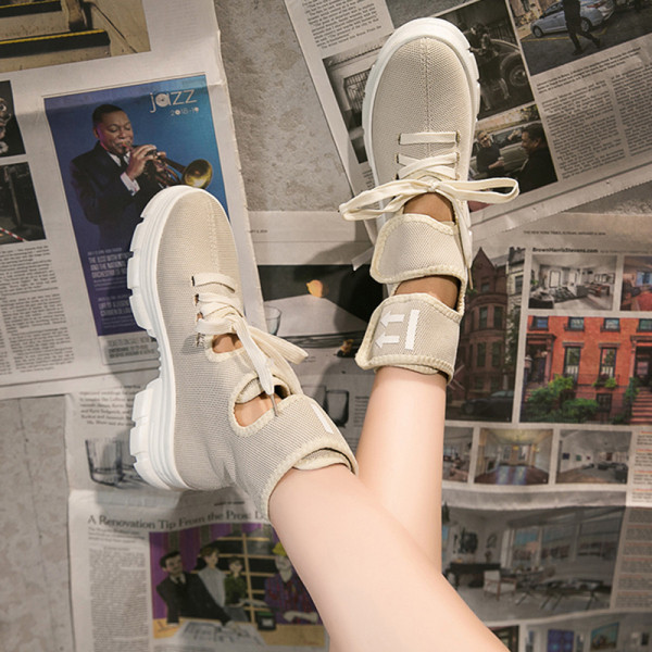 Naujo modelio moteriški sportbačiai su lipduku ir plokščiu padu