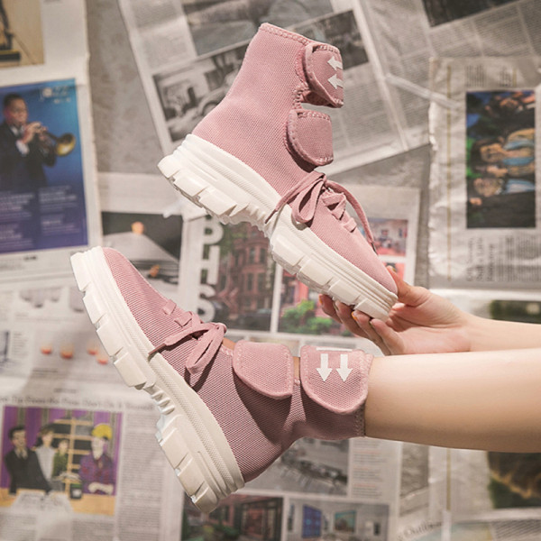 Naujo modelio moteriški sportbačiai su lipduku ir plokščiu padu