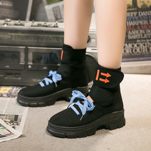 Naujo modelio moteriški sportbačiai su lipduku ir plokščiu padu