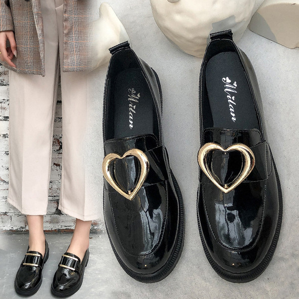 Modernūs moteriški batai su metaliniu elementu-širdele