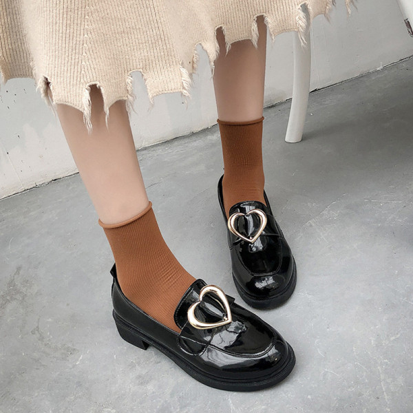 Modernūs moteriški batai su metaliniu elementu-širdele