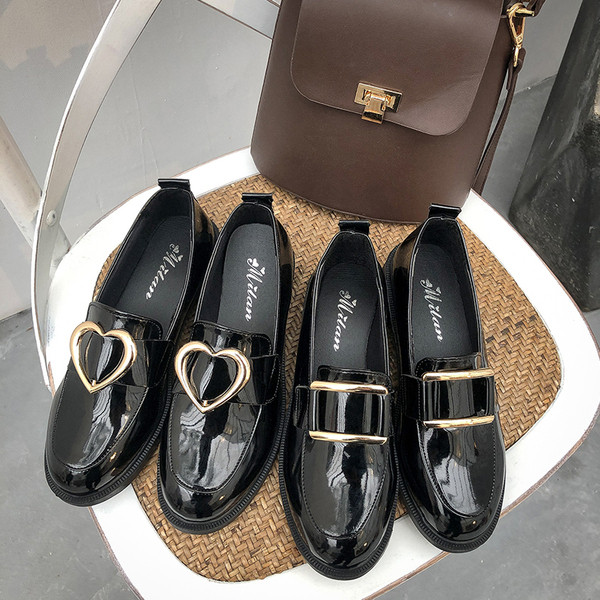 Modernūs moteriški batai su metaliniu elementu-širdele