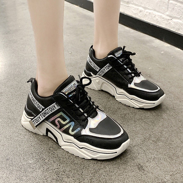 Sportiniai ir laisvalaikio moteriški sportbačiai su spalvingais užrašais