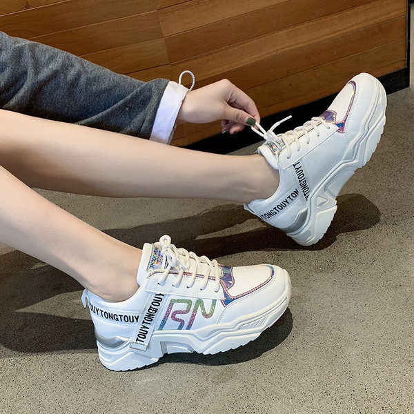 Sportiniai ir laisvalaikio moteriški sportbačiai su spalvingais užrašais