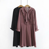 Moderni moteriška trumpa suknelė ilgomis rankovėmis ir kaspinu