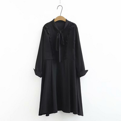 Moderni moteriška trumpa suknelė ilgomis rankovėmis ir kaspinu