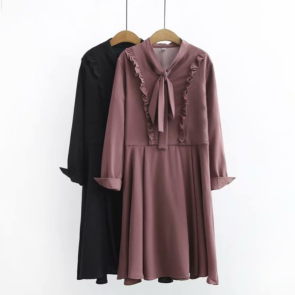 Moderni moteriška trumpa suknelė ilgomis rankovėmis ir kaspinu