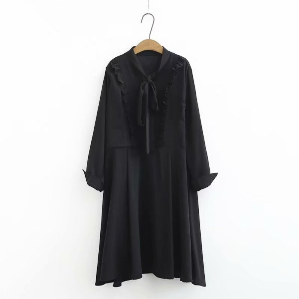 Moderni moteriška trumpa suknelė ilgomis rankovėmis ir kaspinu