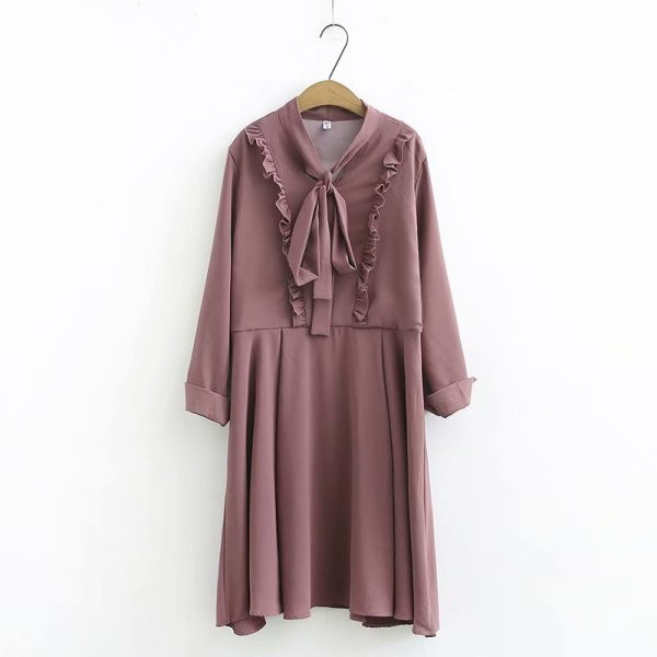 Moderni moteriška trumpa suknelė ilgomis rankovėmis ir kaspinu