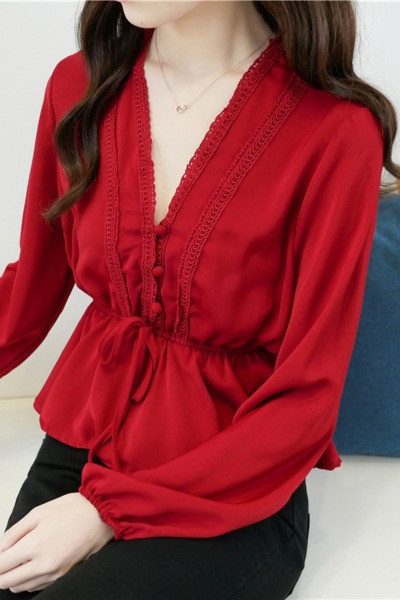 Naujo modelio moteriška palaidinė su špico iškirpte ir ilgomis rankovėmis