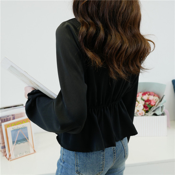 Naujo modelio moteriška palaidinė su špico iškirpte ir ilgomis rankovėmis