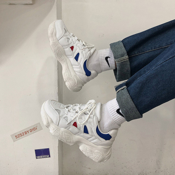 Balti moteriški sportbačiai grubiu padu ir raišteliais