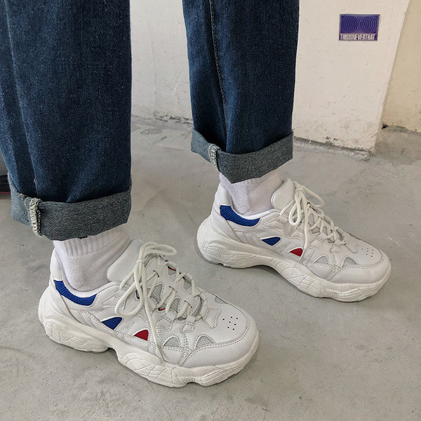 Balti moteriški sportbačiai grubiu padu ir raišteliais