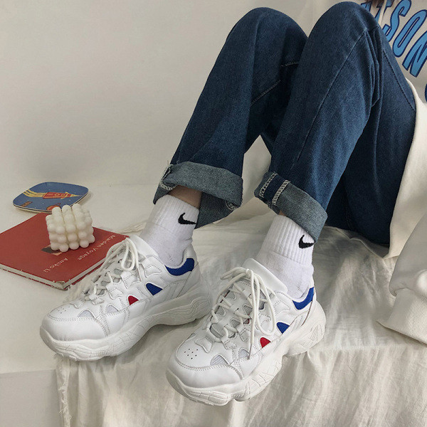 Balti moteriški sportbačiai grubiu padu ir raišteliais