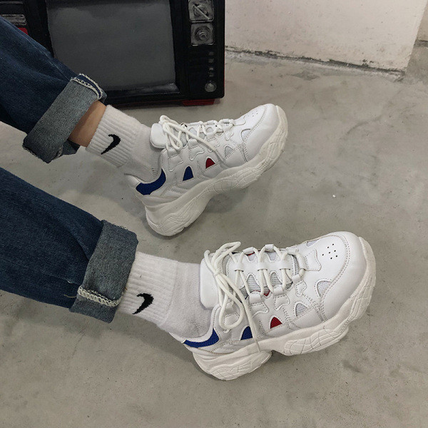 Balti moteriški sportbačiai grubiu padu ir raišteliais