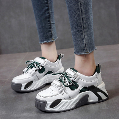 Šiuolaikiniai moteriški spyruokliniai sportbačiai aukštais padais, lipdukais ir kaklaraiščiais